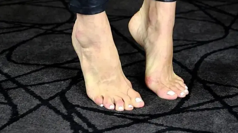 القدم في المنام للعزباء