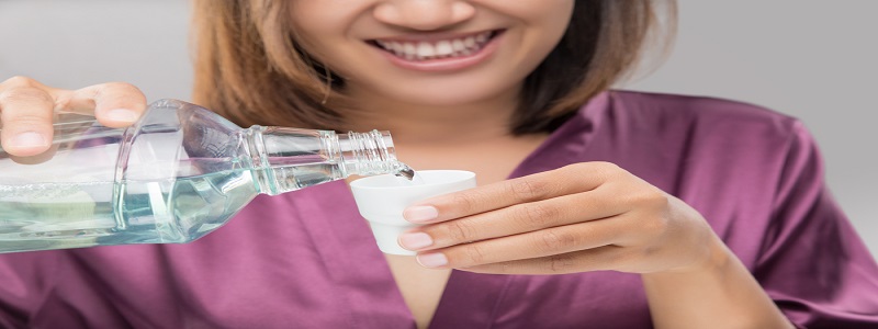 فضل استشارة الطبيب في اختيار غسول الفم المتناسب مع حالة الأسنان والفم