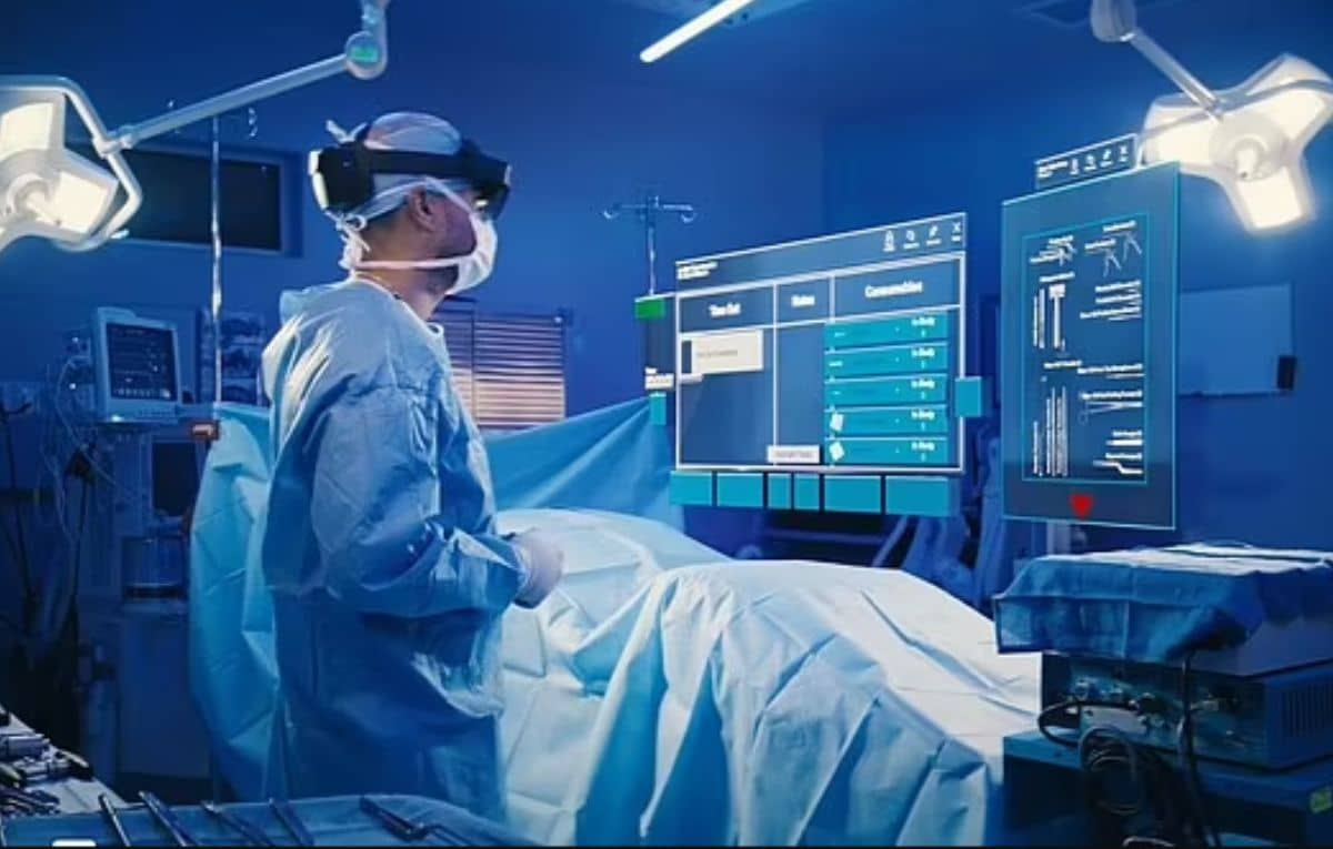 كيف ساعدت نظارة آبل Vision Pro في إجراء عملية جراحية في العمود الفقري؟