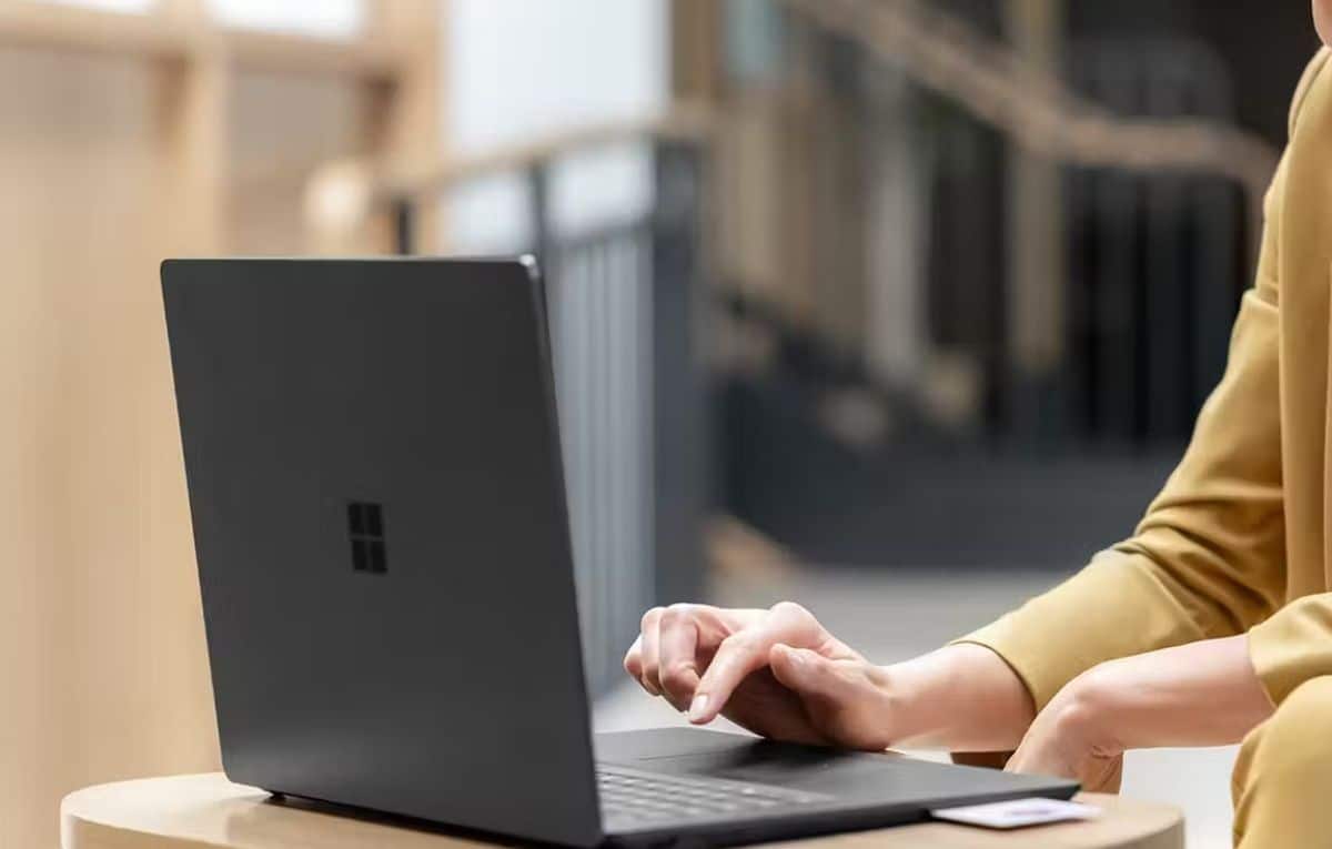 مقارنة بين حاسوبي Surface Laptop 6 و MacBook Air M3