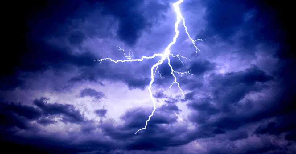 تعرف على تفسير رؤية الصاعقة في المنام للمتزوجة لابن سيرين