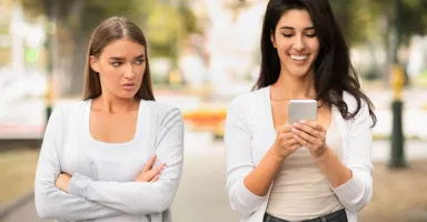 رؤية-علامات-تكشف-الصديقة-الحسودة-وكيفية-التعامل-معها-بذكاء.webp رؤية - علامات تكشف الصديقة الحسودة وكيفية التعامل معها بذكاء بالتفصيل