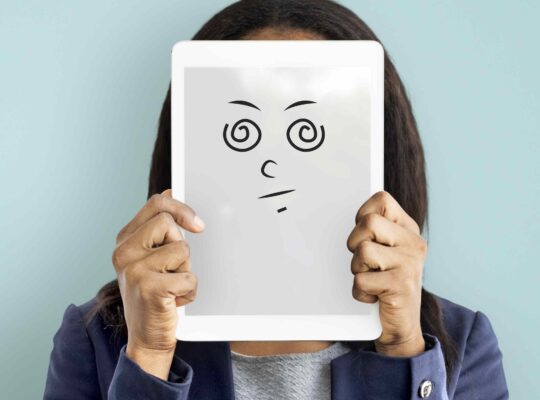 رؤية-كيف-تتعاملين-مع-صديقة-مزاجية-دون-خسارة-العلاقة رؤية - كيف تتعاملين مع صديقة مزاجية دون خسارة العلاقة بالتفصيل