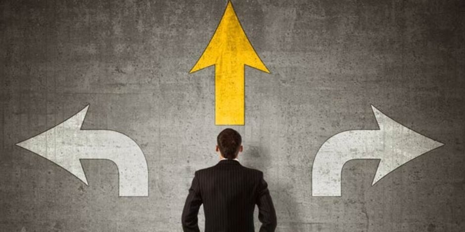 كيف تختلف أسباب التردد في اتخاذ القرار بين الشباب والكبار؟