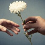 كيف يمكن التمييز بين العطاء الصحي والطيبة الزائدة؟