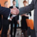 هل يمكن للصداقات الوفية أن تتحول إلى علاقات عمل ناجحة؟